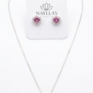 Conjunto feminino prata com colar e brincos de pedra rosa brilhante.