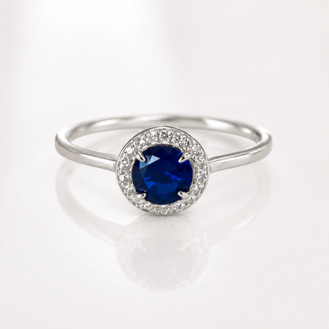 Anel Solitário Safira Azul Luxo em Prata 925 com Halo de Pedras Brilhantes