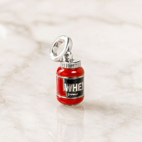 Berloque Whey Protein em Prata 925 com Esmaltação Vermelha