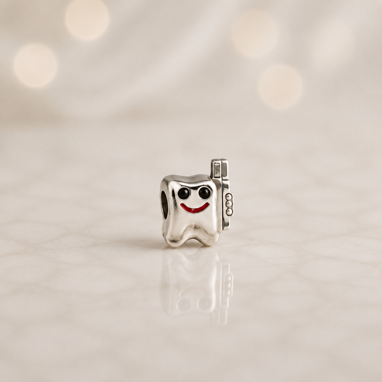 Berloque Dente Feliz com Esmaltação Vermelha e Detalhes em Prata 925