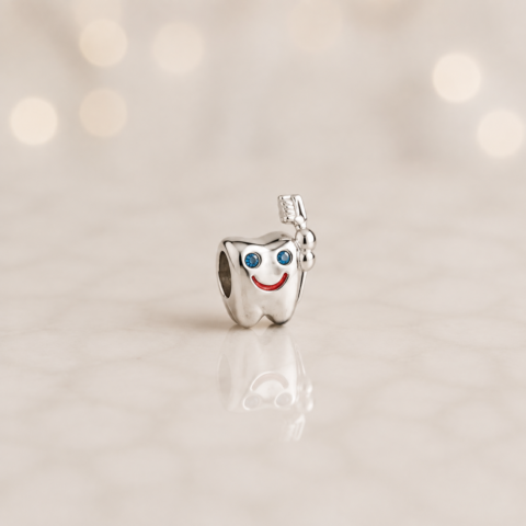 Berloque Dente Feliz com Escova Dental, Cristais Azuis e Esmalte Vermelho em Prata 925