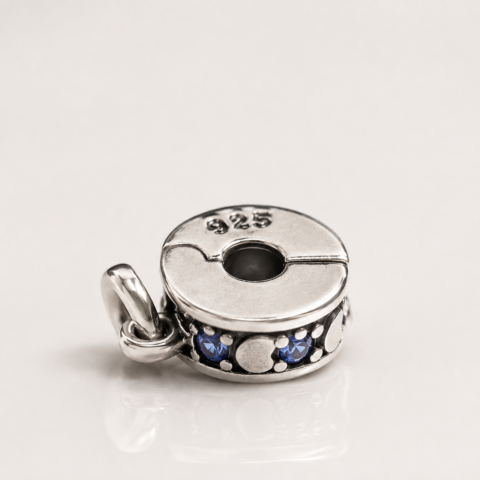 Berloque Argola Cravejada com Pedras Azuis em Prata 925 – Charm Elegance Safira